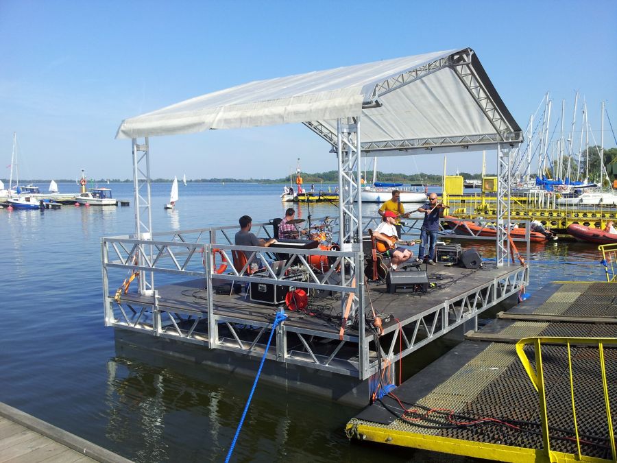 Scena na platformie nad wodą