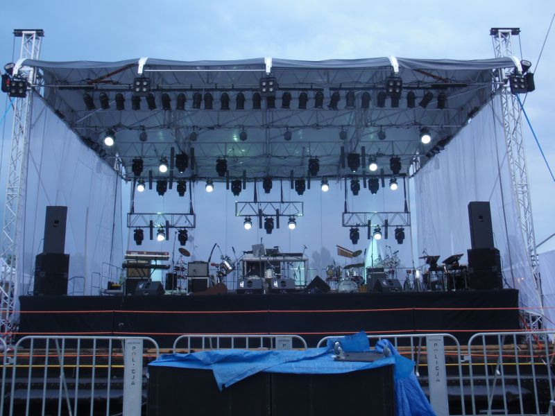 Scena plenerowa z oświetleniem