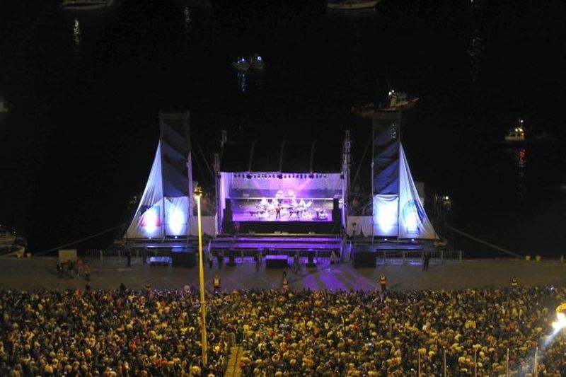 Nocny koncert na dużej scenie Aluscena z publicznością